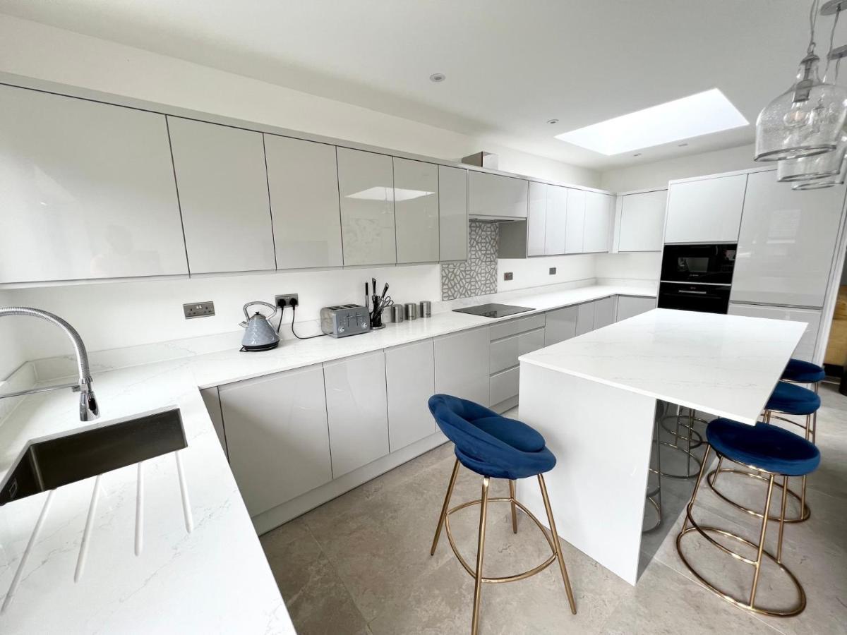 3 Cosy Homes Walking Distance To Mall With Parking Available To Book Separately 3 Bed House Or 1 Bed Or Casa de Férias *