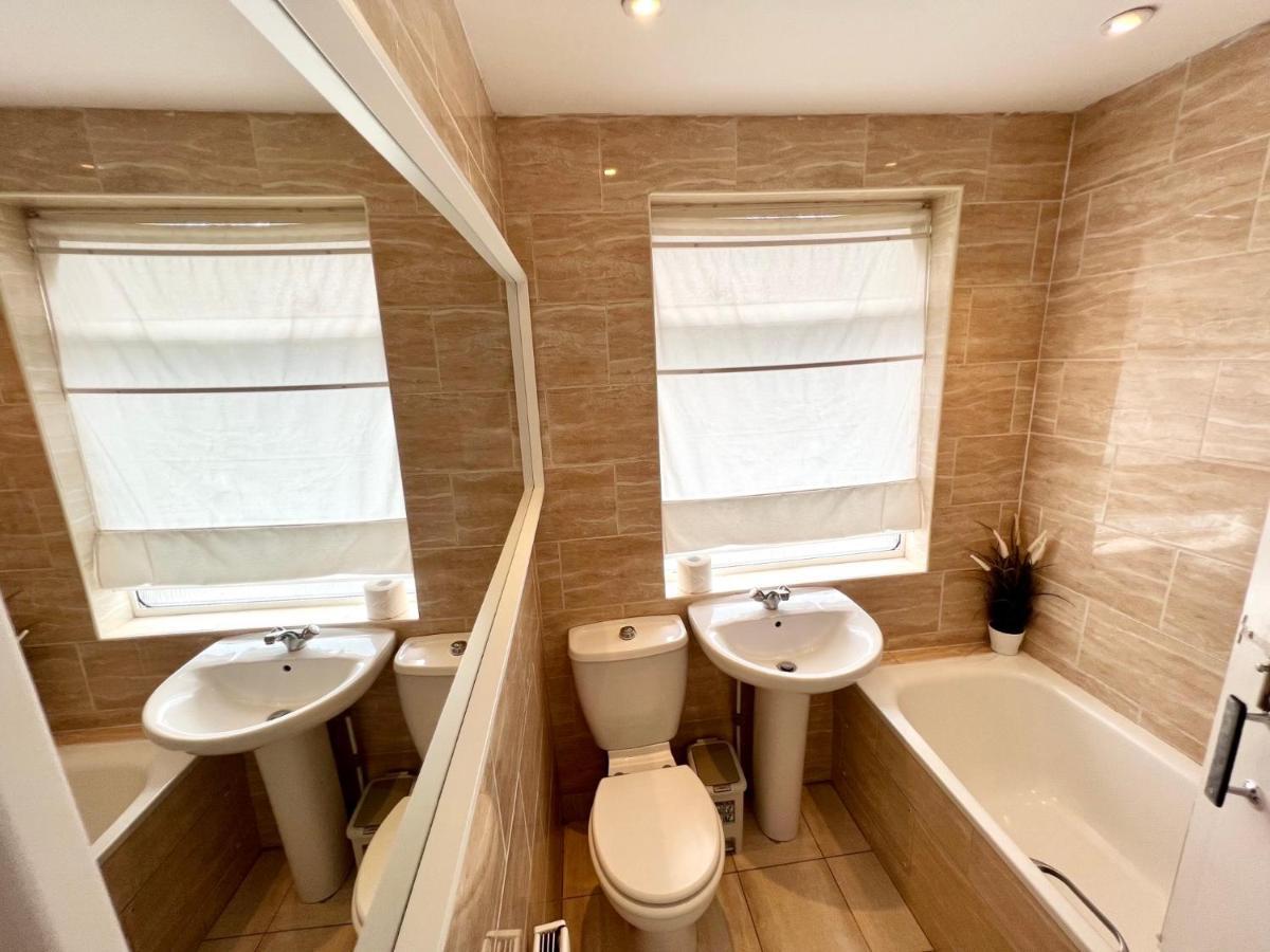 Casa de Férias 3 Cosy Homes Walking Distance To Mall With Parking Available To Book Separately 3 Bed House Or 1 Bed Or *