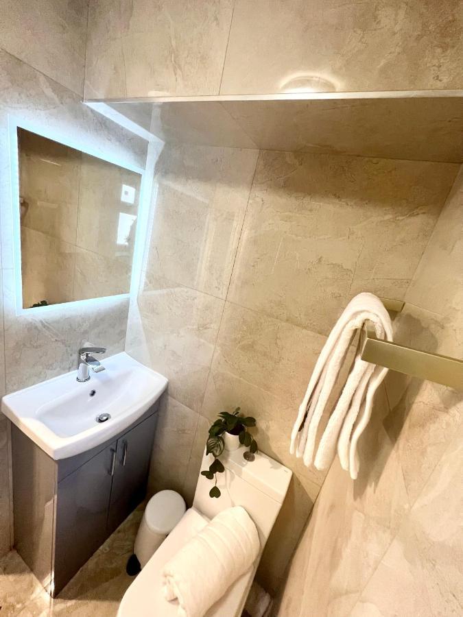 3 Cosy Homes Walking Distance To Mall With Parking Available To Book Separately 3 Bed House Or 1 Bed Or Casa de Férias Londres