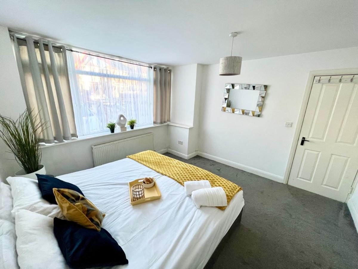 3 Cosy Homes Walking Distance To Mall With Parking Available To Book Separately 3 Bed House Or 1 Bed Or Casa de Férias Londres