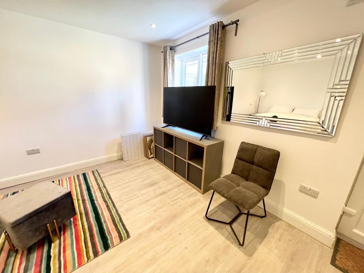 Casa de Férias 3 Cosy Homes Walking Distance To Mall With Parking Available To Book Separately 3 Bed House Or 1 Bed Or