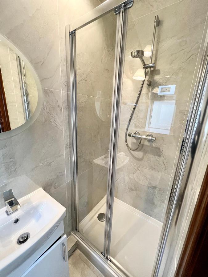 3 Cosy Homes Walking Distance To Mall With Parking Available To Book Separately 3 Bed House Or 1 Bed Or Casa de Férias Londres