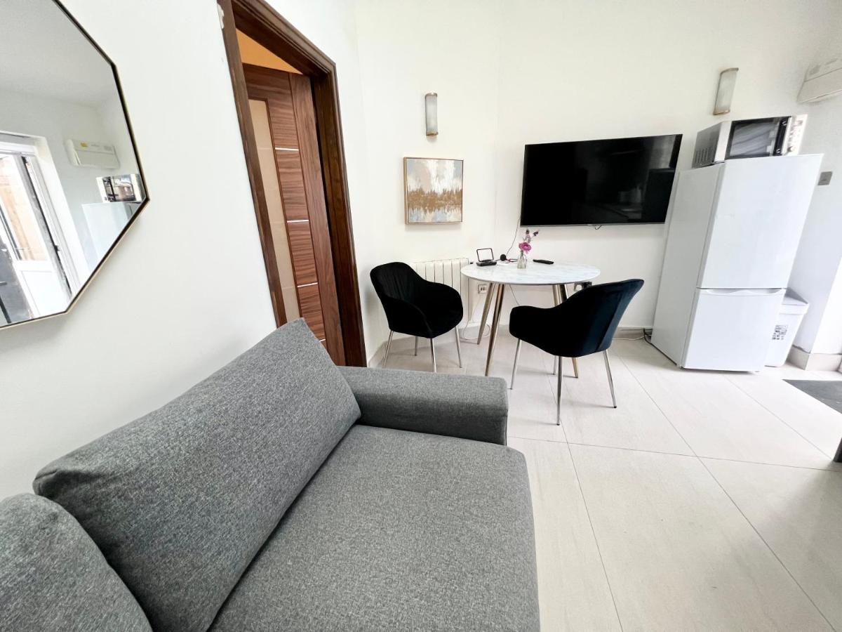 3 Cosy Homes Walking Distance To Mall With Parking Available To Book Separately 3 Bed House Or 1 Bed Or Casa de Férias *